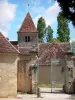 Casa de George Sand - George Sand Estate (Castelo Nohant): Portão de entrada da propriedade com vista para a igreja da vila (igreja Sainte-Anne); na cidade de Nohant-Vic