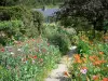 Casa e jardins de Claude Monet - Jardin de Monet, Giverny: Clos Normand: caminho forrado com canteiros de flores