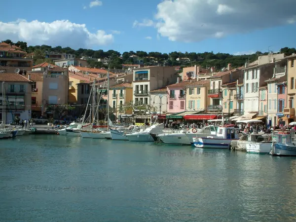 Cassis - Casas con fachadas de colores que recubren el puerto y los barcos