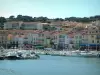 Cassis - Hafen mit seinen Booten und Häuser mit farbigen Fassaden