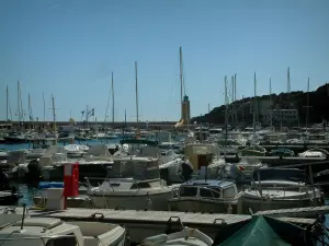 Cassis - Port with its boats