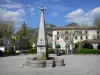 Castellano - Fonte, árvores e casas do lugar Marcel Sauvaire; nuvens no céu azul