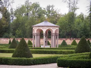 Castello di La Bastie-d'Urfé - Giardini del Castello: una fontana rotonda abitazioni, letti in legno di bosso, tagliate arbusti e alberi a Santo Stefano Molard