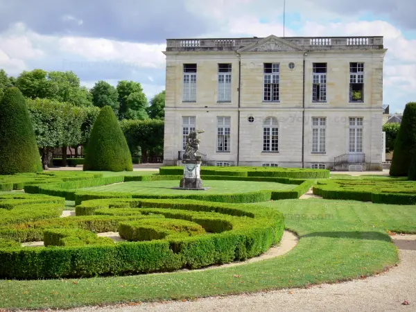 Castello di Bouges - Facciata del castello e giardino alla francese, sul comune Bouges-le-Chateau