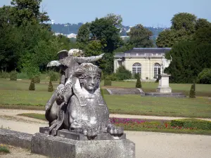 Castello di Champs-sur-Marne - Parco del Castello: statua di Sfinge in primo piano, aiuole, prati, arbusti, alberi e orangery