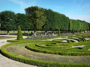 Castello di Champs-sur-Marne - Parco del Castello: giardini a parterre e fiori del giardino alla francese, e le linee degli alberi