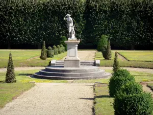 Castello di Champs-sur-Marne - Parco del Castello: statua, arbusti tagliati e prati