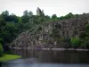 Castello di Crozant - Rovine (rimane) della fortezza arroccati, alberi e fiumi