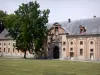 Castello di Fleury-en-Bière - Comune (dipendenze) del castello e l'albero
