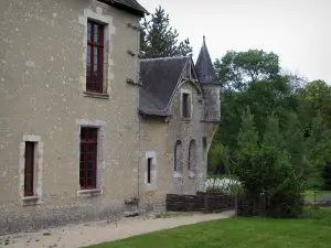 Castello di Fougères-sur-Bièvre - Castello, prato e alberi