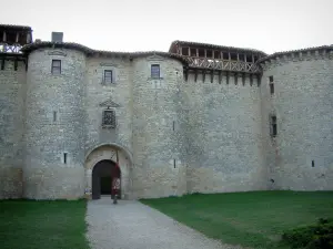 Castello di Mauriac - Castello (fortezza), affiancato da torri, vialetto e prati