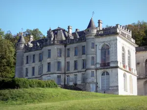 Castello di Mercerie - Facciata del castello, in Magnac-Lavalette-Villars