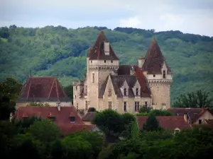 Castello di Les Milandes - Castello di cappella, tetti, alberi e foreste in background, nella valle della Dordogna, nel Périgord