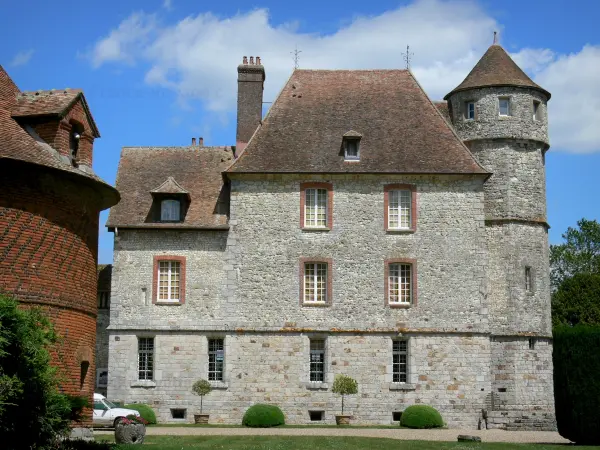 Castello di Vascoeuil - Centro per l'Arte e Storia: la facciata del castello e piccione