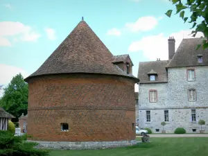 Castello di Vascoeuil - Centro per l'Arte e Storia: loft e la facciata del castello