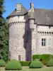 Castello di La Vigne - Torre circolare del castello e il giardino alla francese decorato con siepi di bosso