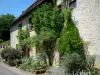 Castelmoron-d'Albret - Front of house decorated with creepers 