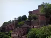 Castelnau-Bretenoux城堡 - 城堡，城墙，房屋和树木，在Quercy