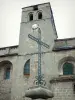 Castelnau-Pegayrols - Campanário da Igreja Saint-Michel e Cruz