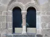 Castelnau-Pégayrols - Fenêtre romane de l'ancien prieuré Saint-Michel