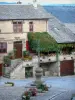 Castelnau-Pegayrols - Cruz e casa decorada com flores