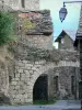 Castelnau-Pégayrols - Porche et maisons en pierre du village médiéval