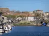Castelnaudary - Haven met afgemeerde boten, brug over het Canal du Midi en de gevels van de stad