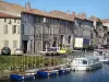 Castelnaudary - Haven met afgemeerde boten en de gevels van de stad