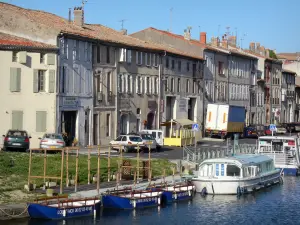 Castelnaudary - Puerto con los barcos amarrados y fachadas de la ciudad