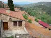 Castelnou - Uitzicht over de daken van het middeleeuwse dorp en het omliggende landschap