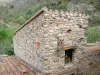 Castelnou - Gevel van een stenen huis