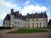 Castelo de Amboise - Castelo Real (Logis) e nuvens no céu azul