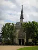 Castelo de Amboise - Saint-Hubert capela de estilo gótico flamboyant e árvores, nuvens no céu