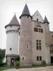 Castelo de Aulteribe - Torres de moinho de pimenta e fachada do castelo medieval; no município de Sermentizon, no Parque Natural Regional Livradois-Forez
