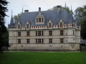 Castelo de Azay-le-Rideau - Castelo renascentista, rio (Indre) e gramado do parque