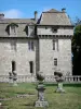 Castelo de Baume - Parque e fachada do castelo; na cidade de Prinsuéjols