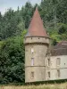 Castelo, bazoches - Antiga residência do marechal Vauban: torre redonda e fachada do castelo feudal; no Parque Natural Regional do Morvan