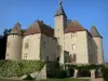 Castelo de Beauvoir - Fachada do castelo e ponte; na cidade de Saint-Pourçain-sur-Besbre, no vale de Besbre (Besbre Valley)