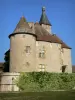 Castelo de Beauvoir - Fachada do castelo; na cidade de Saint-Pourçain-sur-Besbre, no vale de Besbre (Besbre Valley)