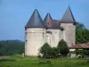 Castelo Brie - Casa fortificada, prado e árvores, no Parque Natural Regional Périgord-Limousin