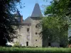 Castelo Brie - Casa e árvores fortes, no Parque Natural Regional de Périgord-Limousin