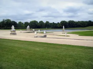 Castelo Chantilly - Parque: jardim francês de Le Nôtre: gramados, caminhos, estátuas, o canal, canteiros de flores e árvores