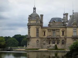 Castelo Chantilly - Castelo, fosso e árvores do parque