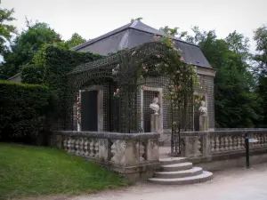 Castelo Chantilly - Park: casa de Sylvie, estátuas e árvores decoradas com rosas (rosas de escalada)
