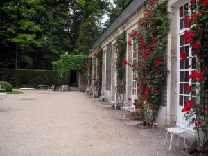 Castelo Chantilly - Parque: fachada da casa de Sylvie adornada com rosas vermelhas (rosas de escalada)