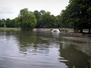Castelo Chantilly - Parque: Grande Cachoeira, Grande Canal e Árvores