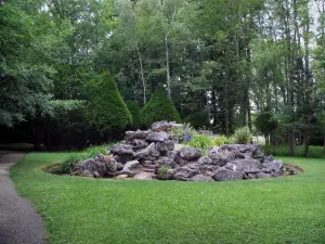 Castelo Chantilly - Parque: jardim de rochas, gramado e árvores