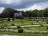 Castelo de Chenonceau - Canteiros de flores e arbustos de estilo francês no jardim de Diane de Poitiers, Chancelaria, árvores e nuvens no céu