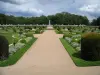 Castelo de Chenonceau - Jardim de Diane de Poitiers com seus caminhos, seu jato de água, seus jardins e arbustos franceses, árvores e nuvens no céu