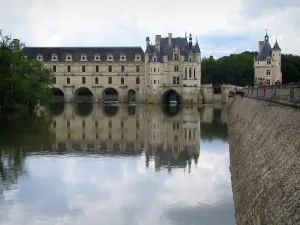 Castelo de Chenonceau - Castelo renascentista (Château des Dames) com sua galeria de dois andares e sua ponte sobre o Cher (rio) e a Torre Marques (manter)